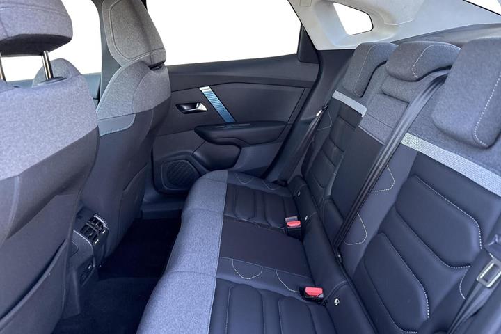 Grå Citroën ë-C4 X fra 2023