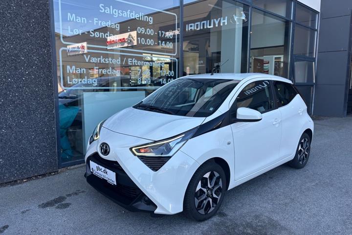 Hvid Toyota Aygo fra 2019 set udefra