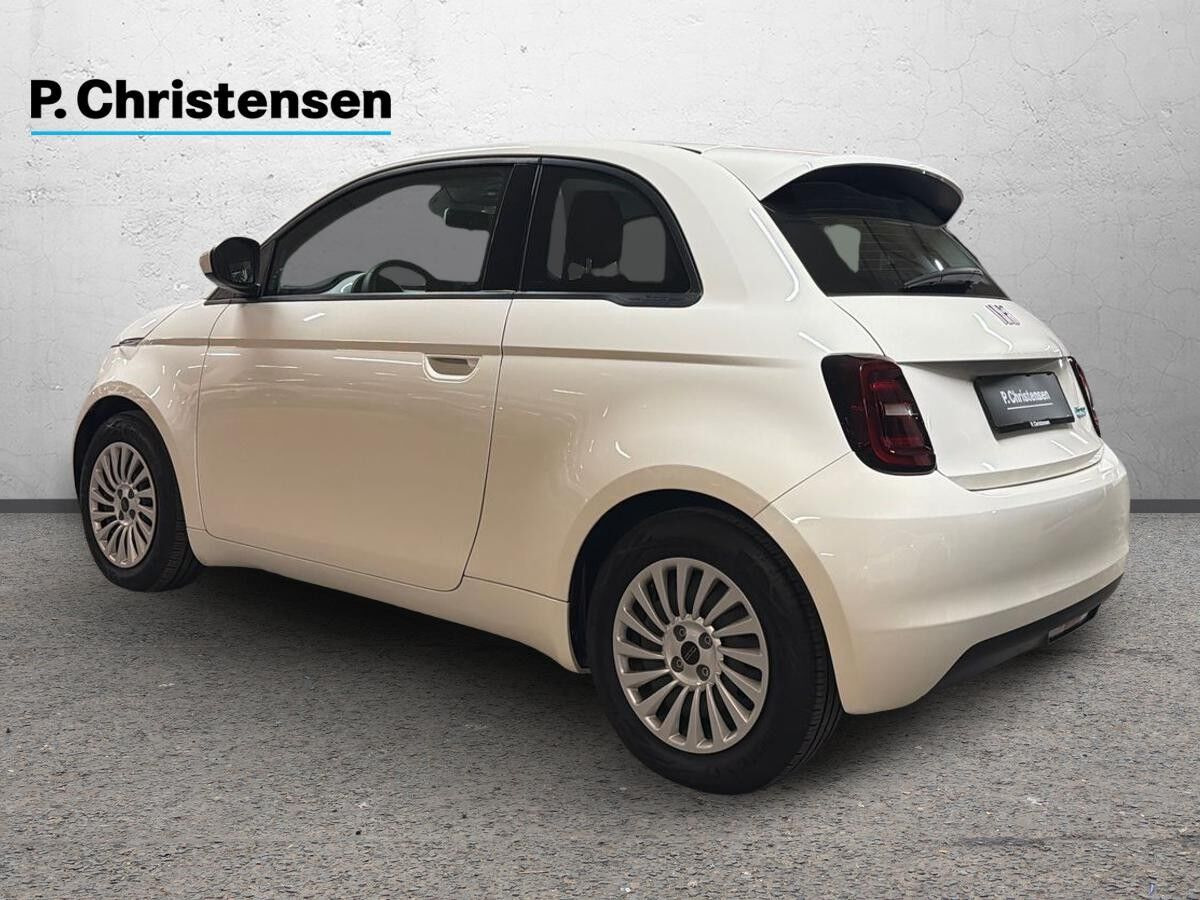 Hvid Fiat 500e fra 2023