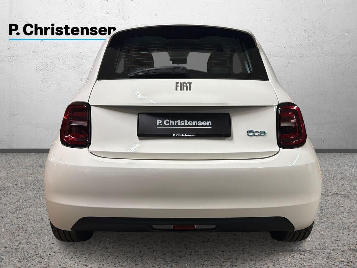 Hvid Fiat 500e fra 2023