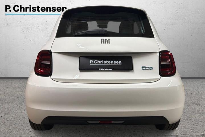 Hvid Fiat 500e fra 2023