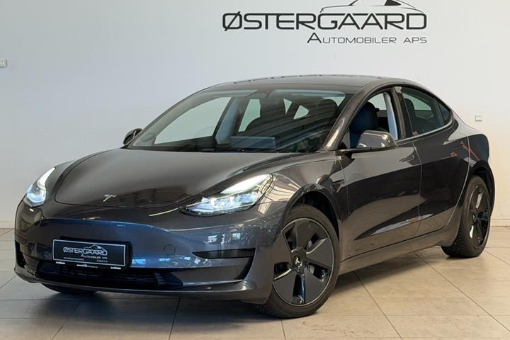 Grå Tesla Model 3 fra 2022