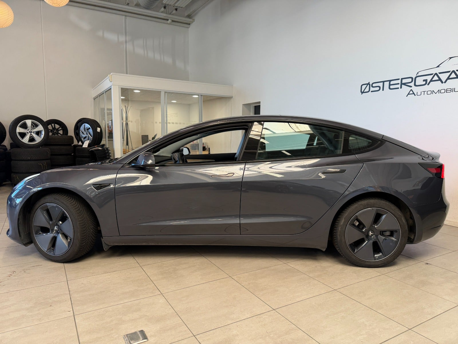 Grå Tesla Model 3 fra 2022