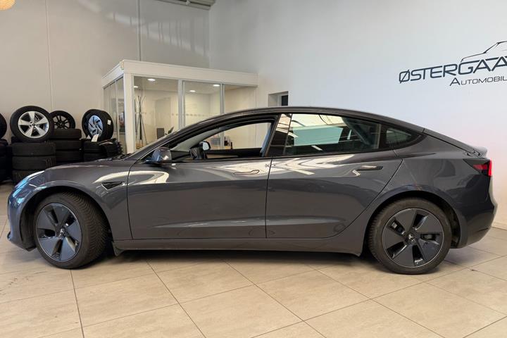 Grå Tesla Model 3 fra 2022