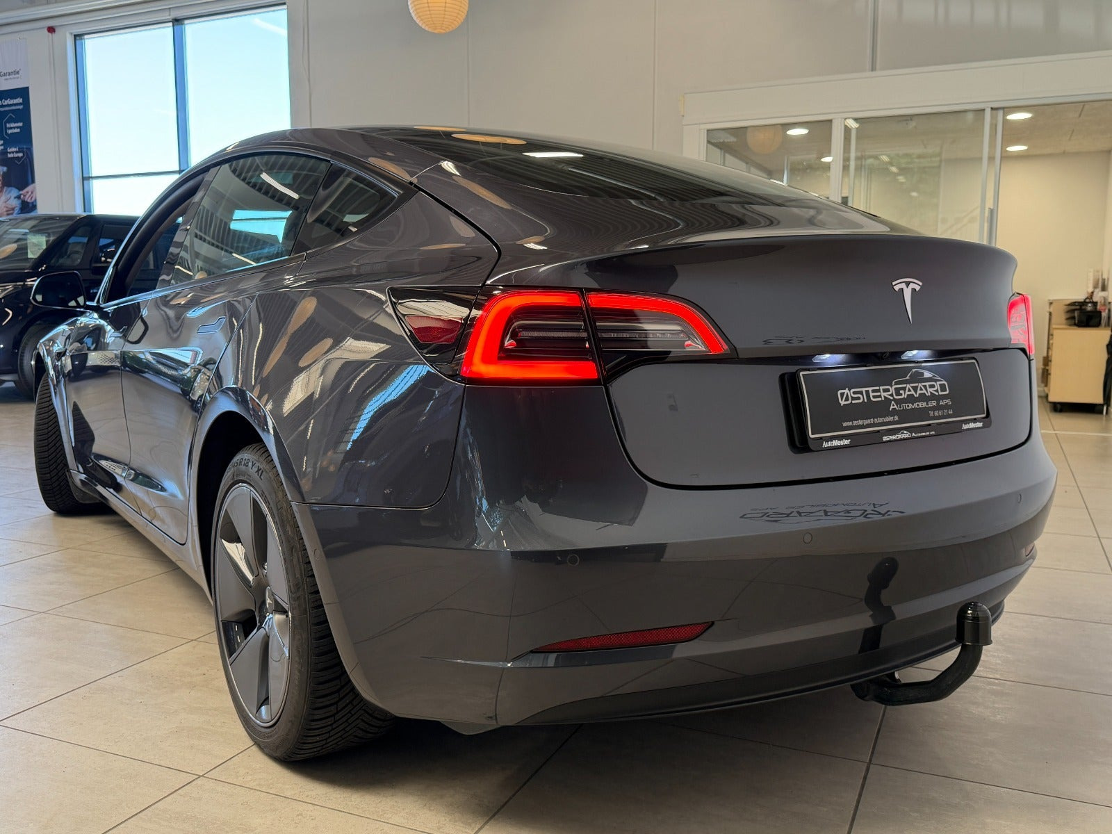 Grå Tesla Model 3 fra 2022