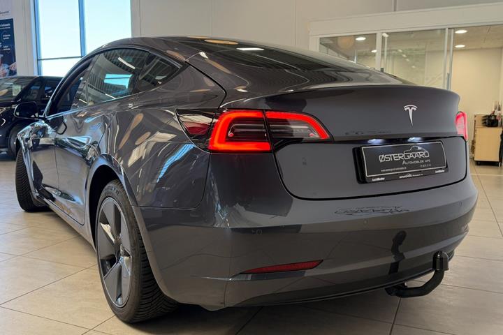 Grå Tesla Model 3 fra 2022