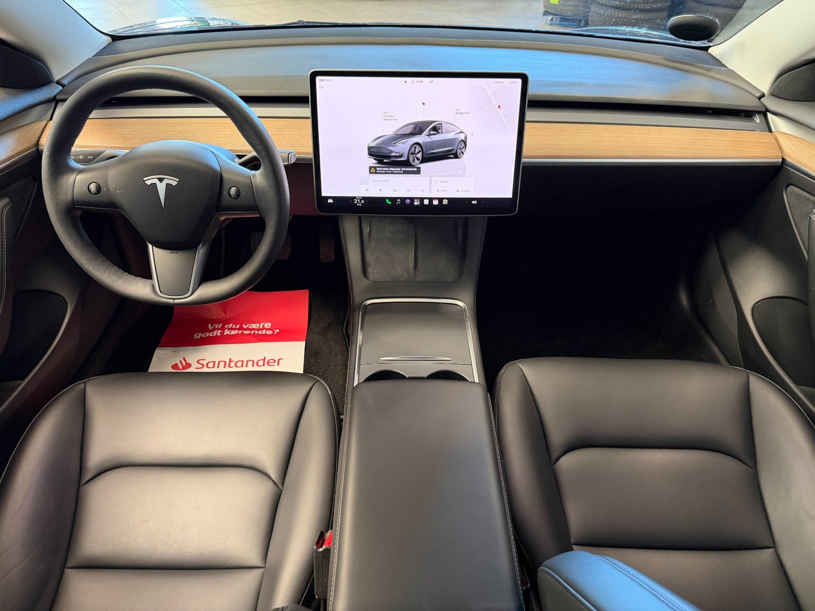 Grå Tesla Model 3 fra 2022