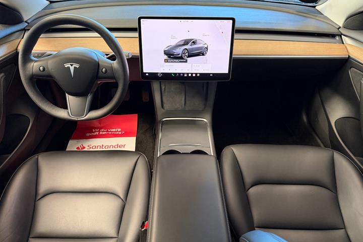 Grå Tesla Model 3 fra 2022