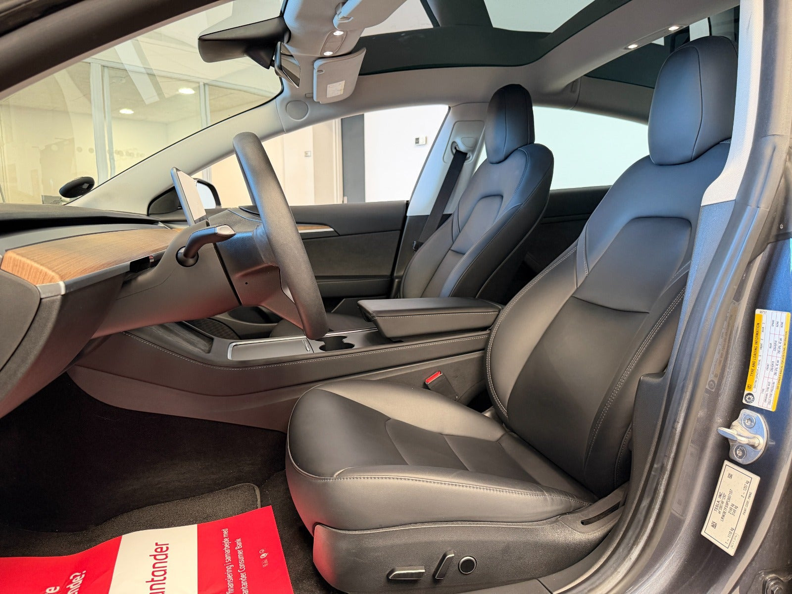 Grå Tesla Model 3 fra 2022