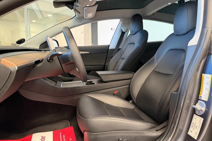 Grå Tesla Model 3 fra 2022