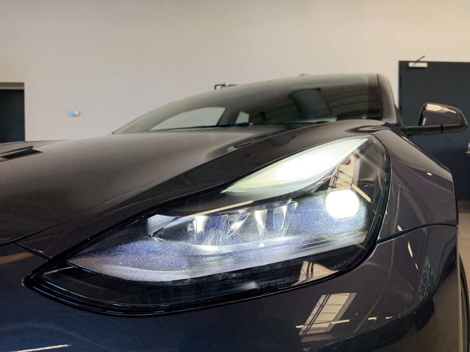 Grå Tesla Model 3 fra 2022