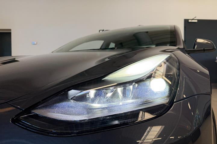 Grå Tesla Model 3 fra 2022