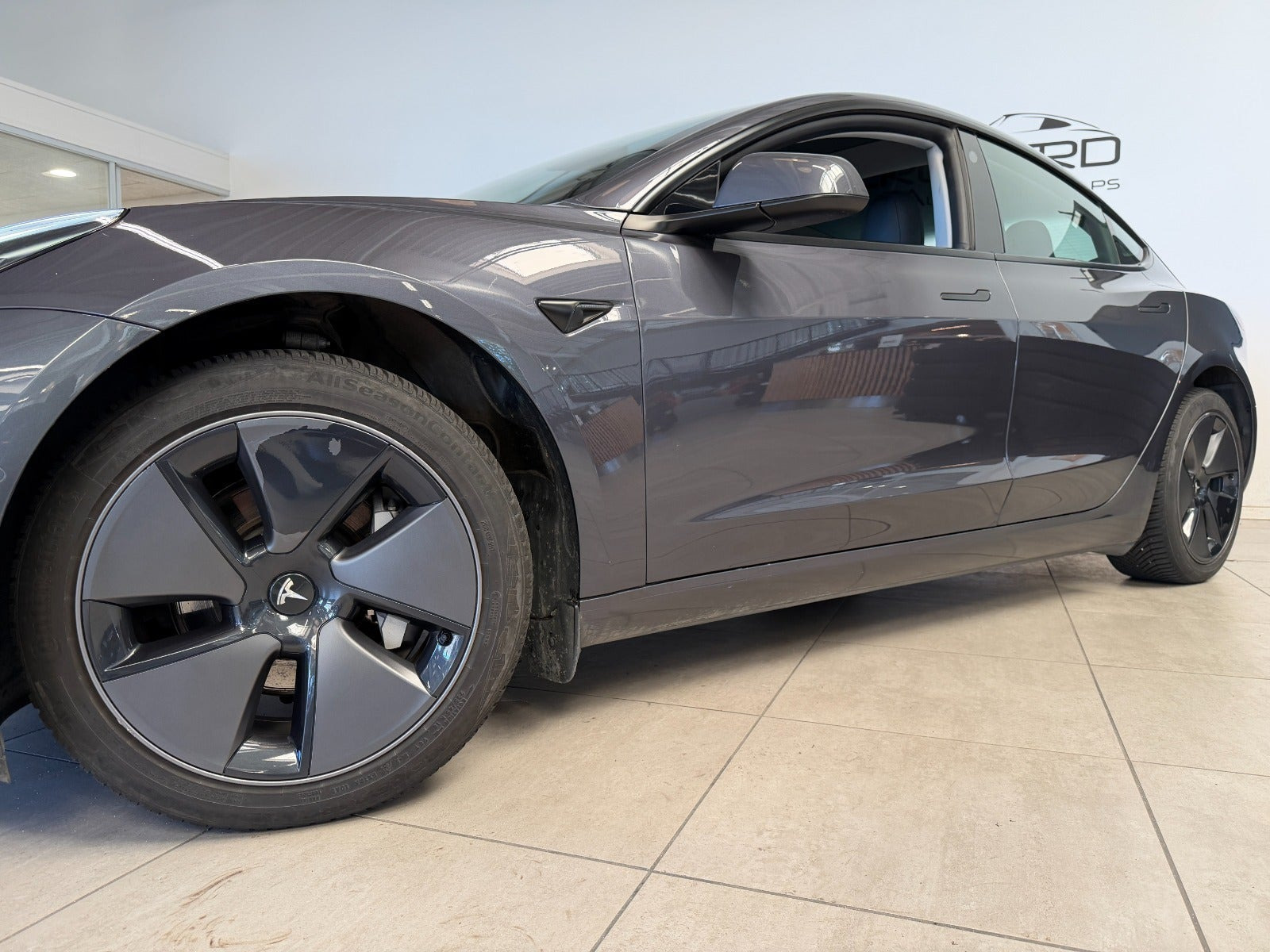 Grå Tesla Model 3 fra 2022