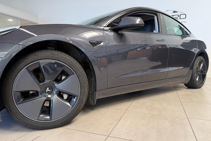 Grå Tesla Model 3 fra 2022