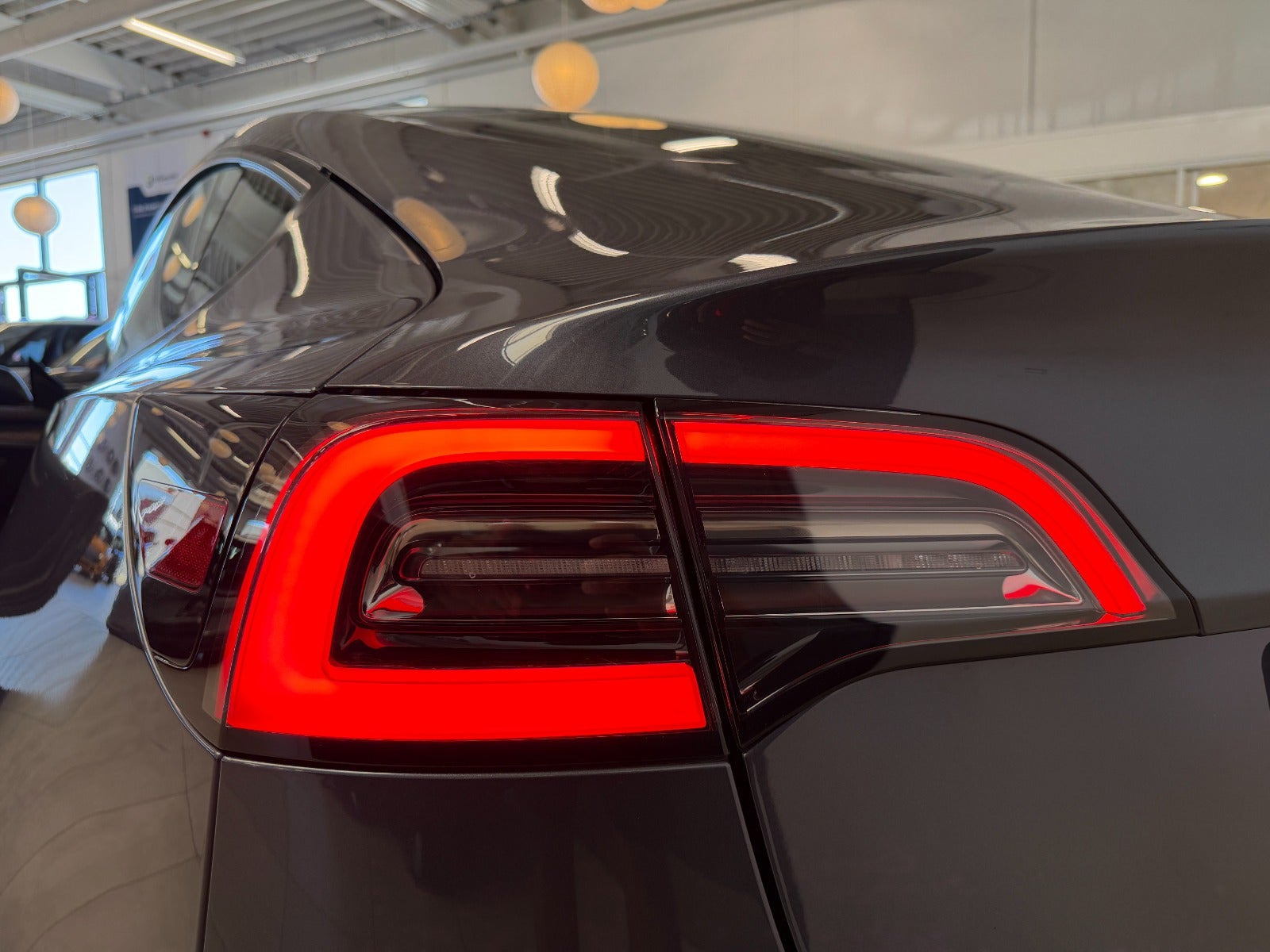 Grå Tesla Model 3 fra 2022