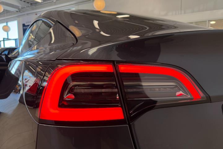 Grå Tesla Model 3 fra 2022