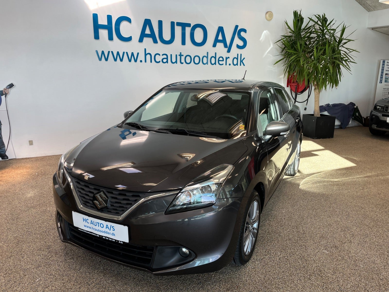 Grå Suzuki Baleno fra 2020 set udefra