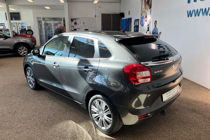 Grå Suzuki Baleno fra 2020