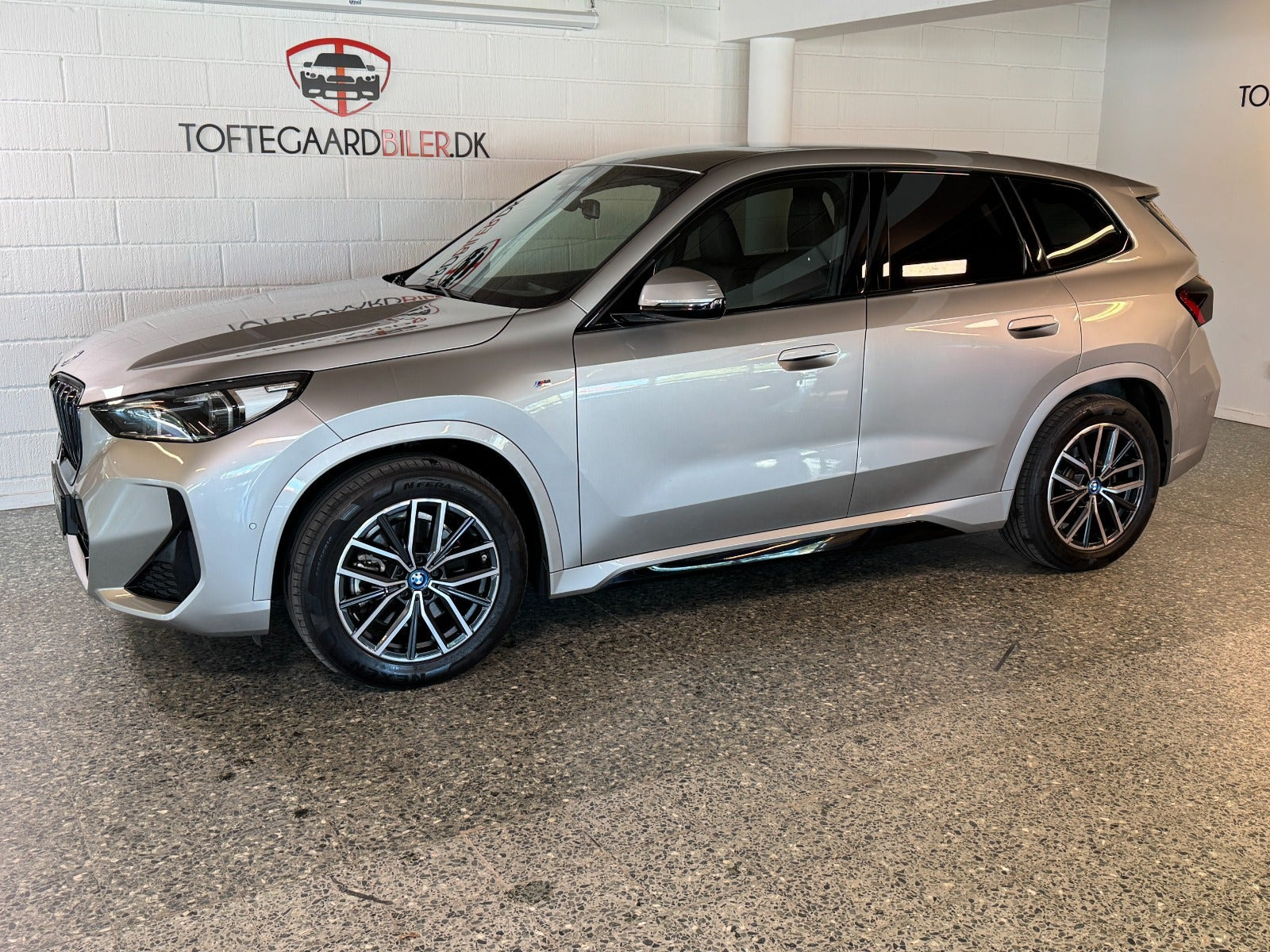 Sølv BMW iX1 fra 2023