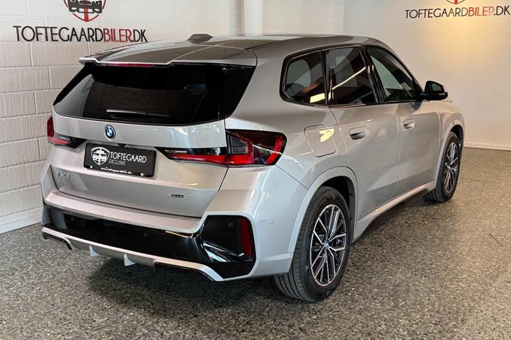 Sølv BMW iX1 fra 2023