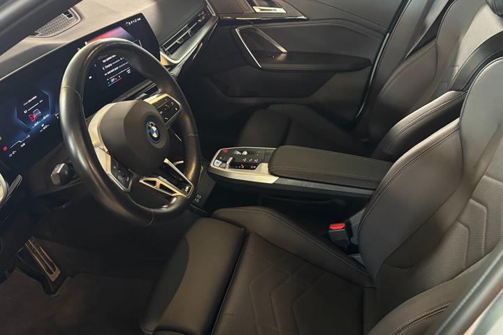 Sølv BMW iX1 fra 2023