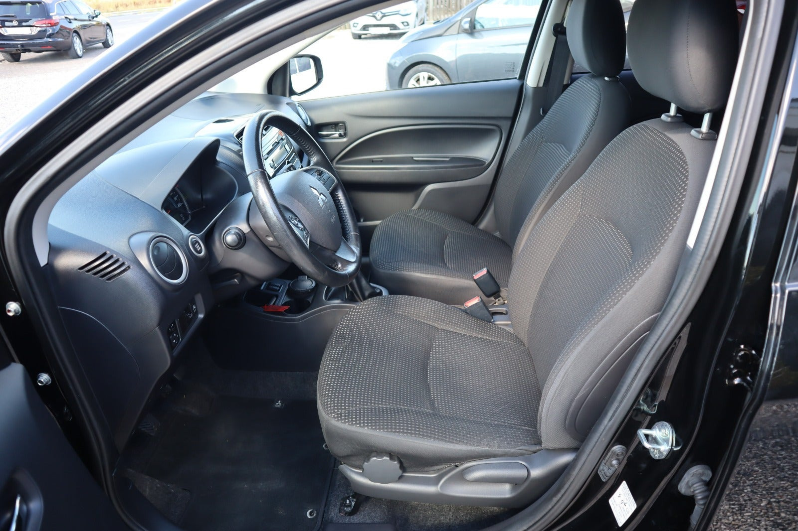 Sort Mitsubishi Space Star fra 2015