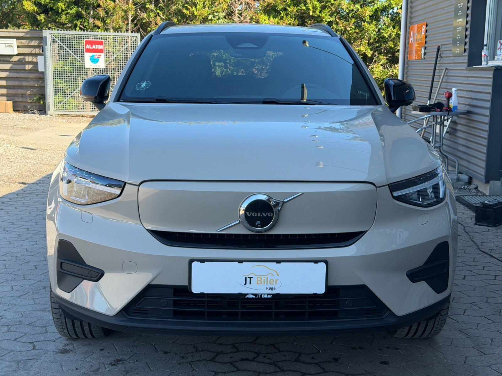 Brun Volvo EX40 fra 2025