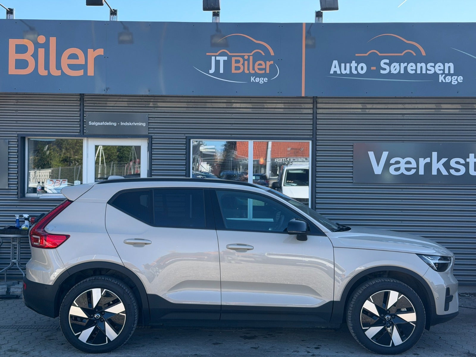 Brun Volvo EX40 fra 2025