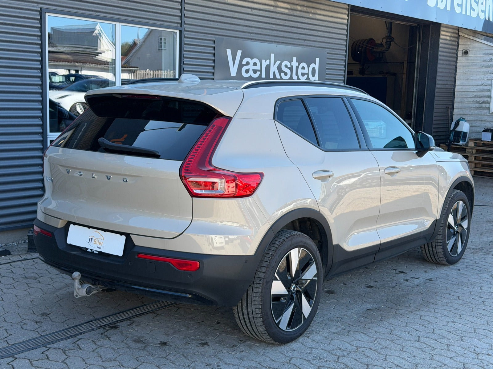Brun Volvo EX40 fra 2025