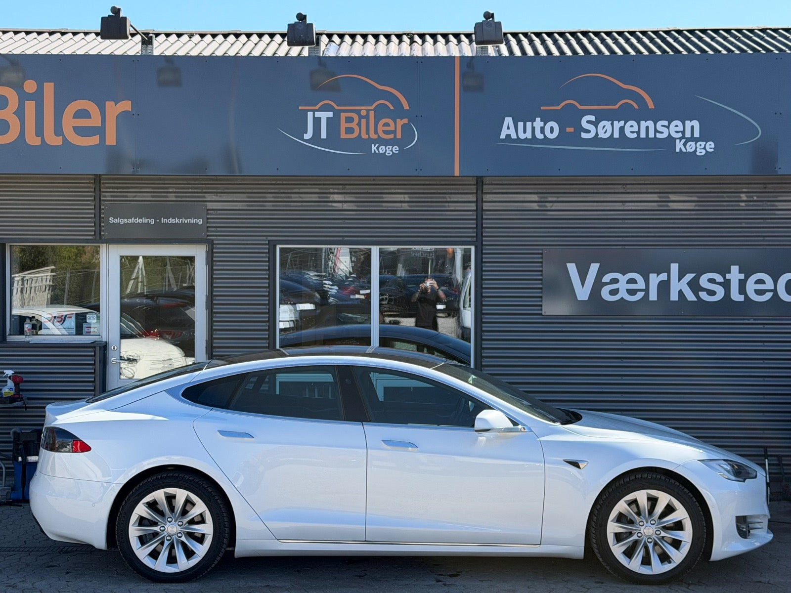 Hvid Tesla Model S fra 2020
