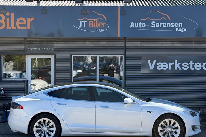 Hvid Tesla Model S fra 2020