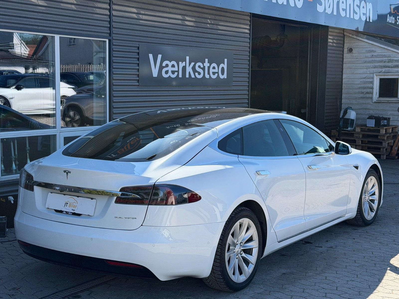 Hvid Tesla Model S fra 2020