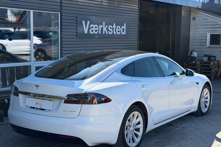 Hvid Tesla Model S fra 2020