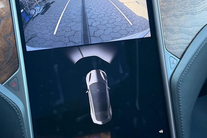 Hvid Tesla Model S fra 2020
