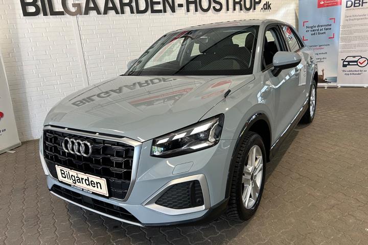 Grå Audi Q2 fra 2022 set udefra