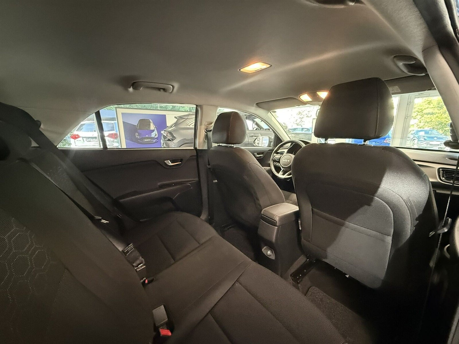 Grå Kia Rio fra 2023