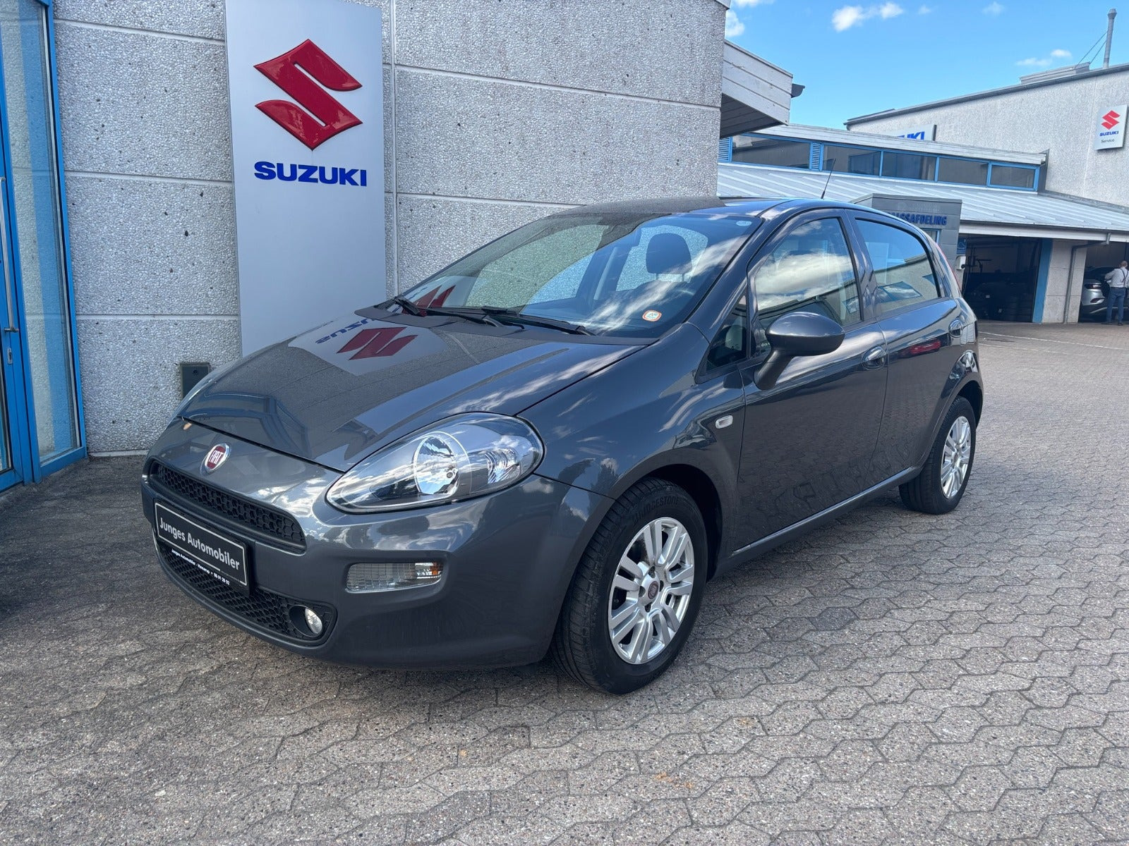 Grå Fiat Punto fra 2017