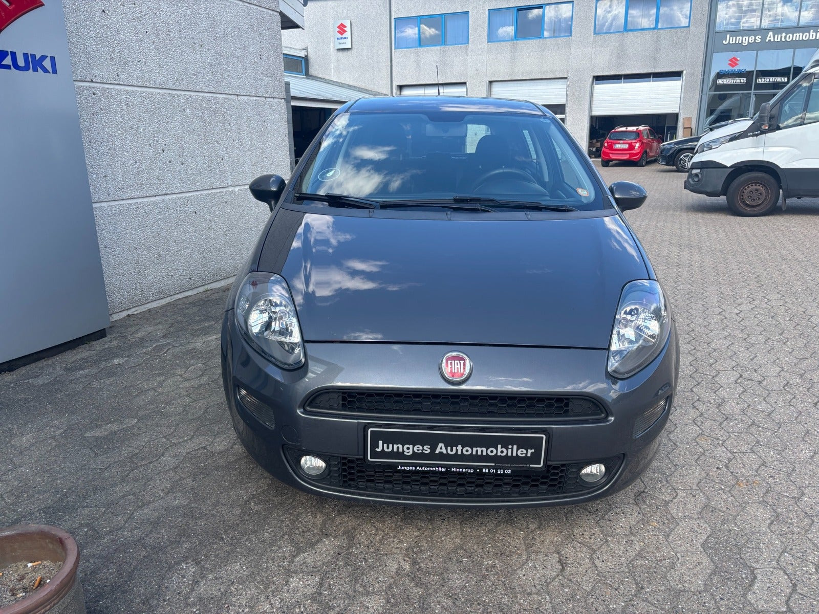 Grå Fiat Punto fra 2017