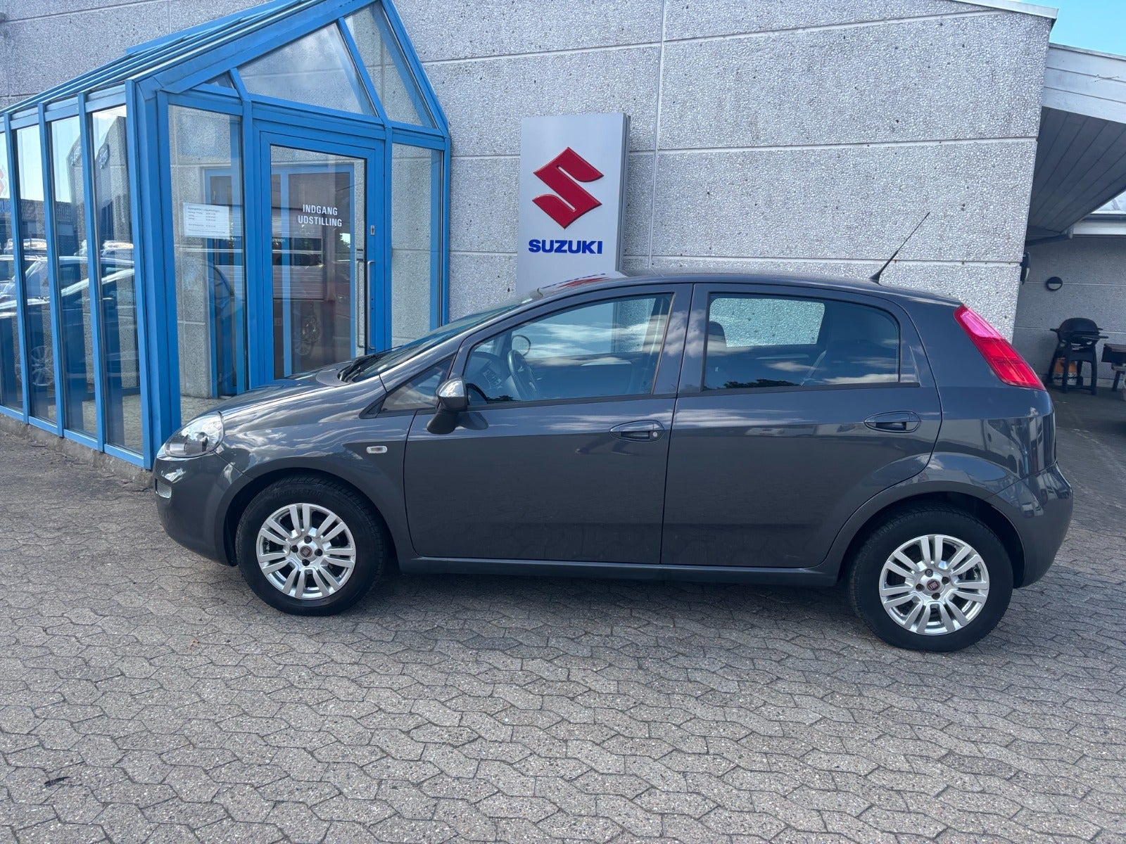 Grå Fiat Punto fra 2017