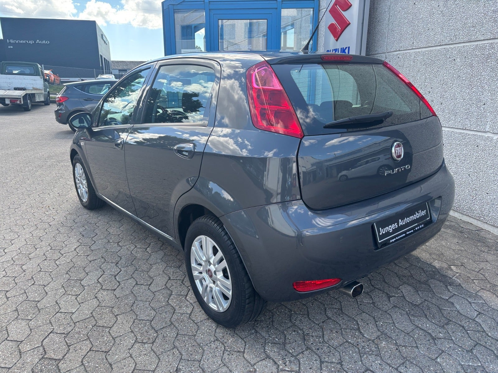 Grå Fiat Punto fra 2017