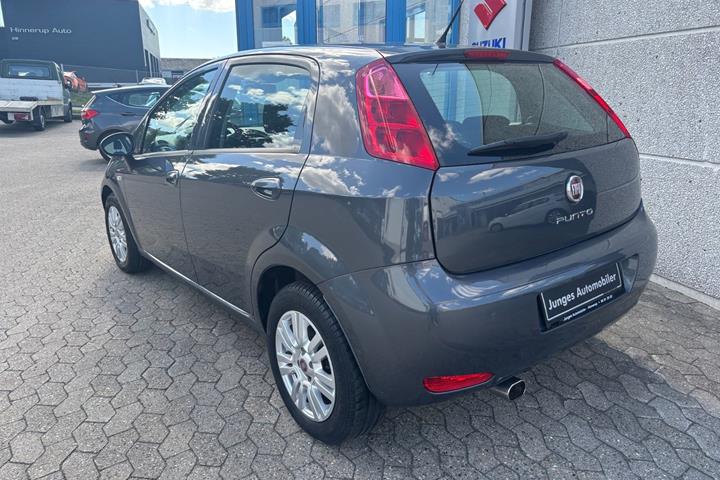 Grå Fiat Punto fra 2017