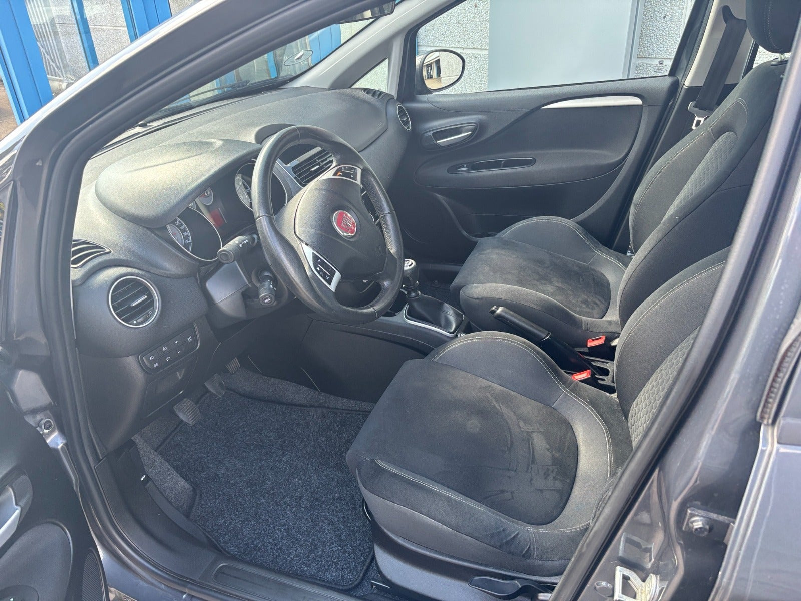 Grå Fiat Punto fra 2017