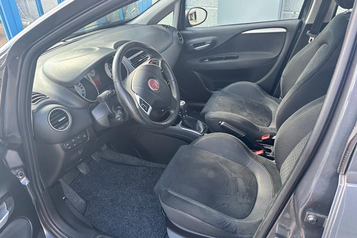 Grå Fiat Punto fra 2017