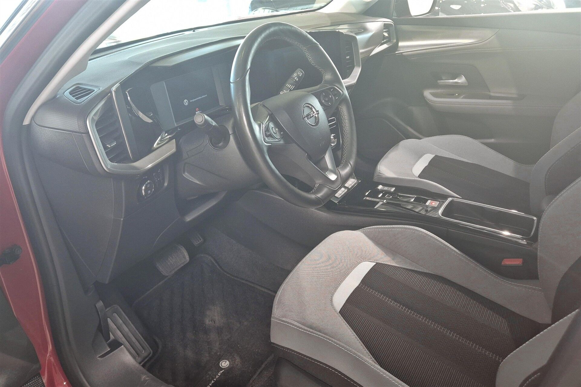Rød Opel Mokka-e fra 2023