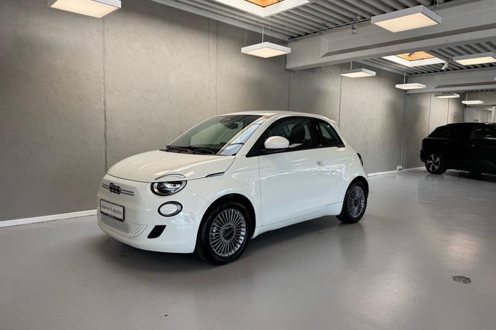 Hvid Fiat 500e fra 2023