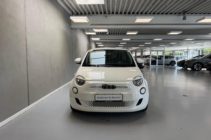 Hvid Fiat 500e fra 2023