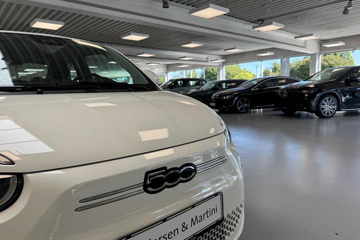Hvid Fiat 500e fra 2023