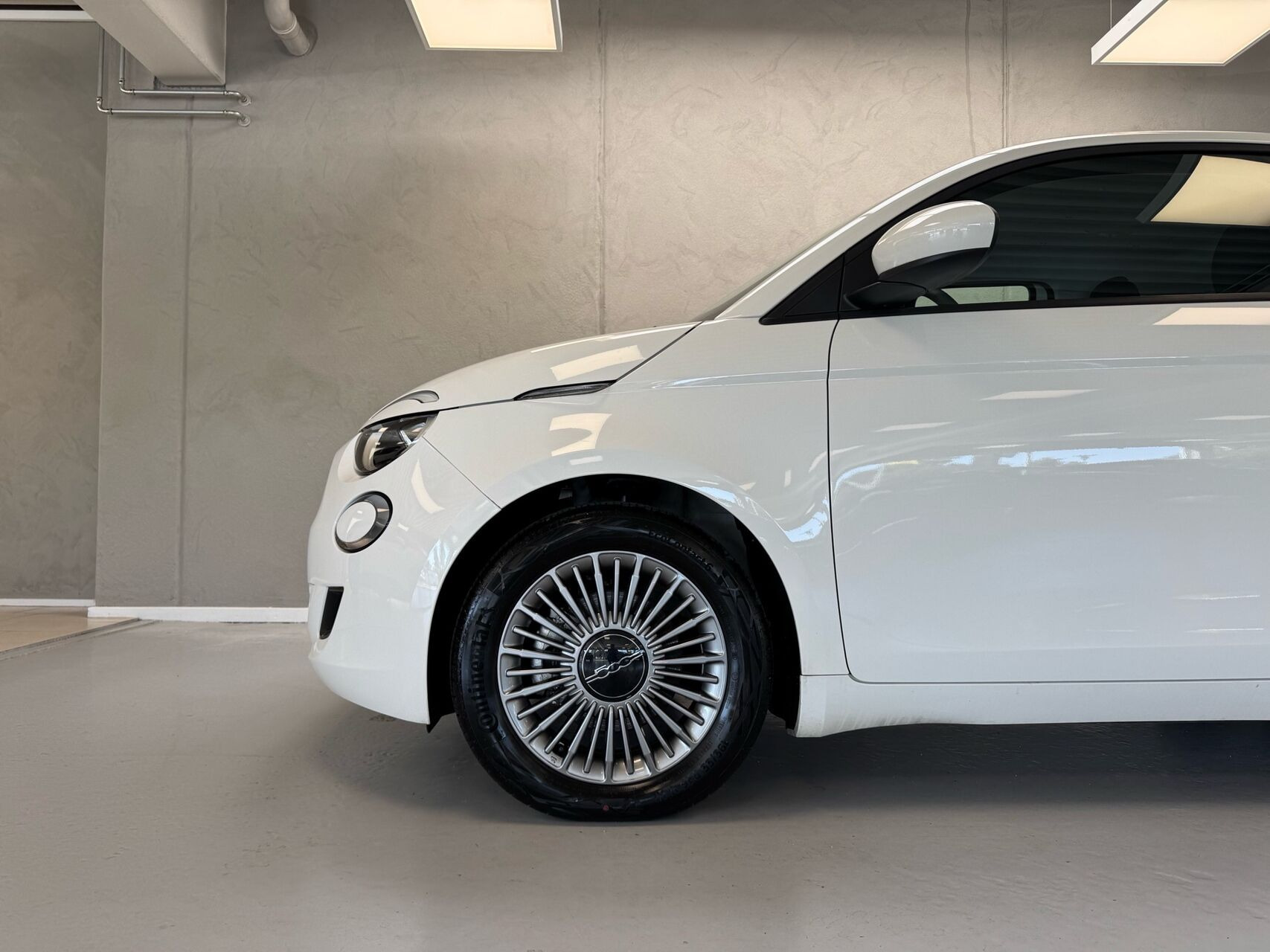 Hvid Fiat 500e fra 2023