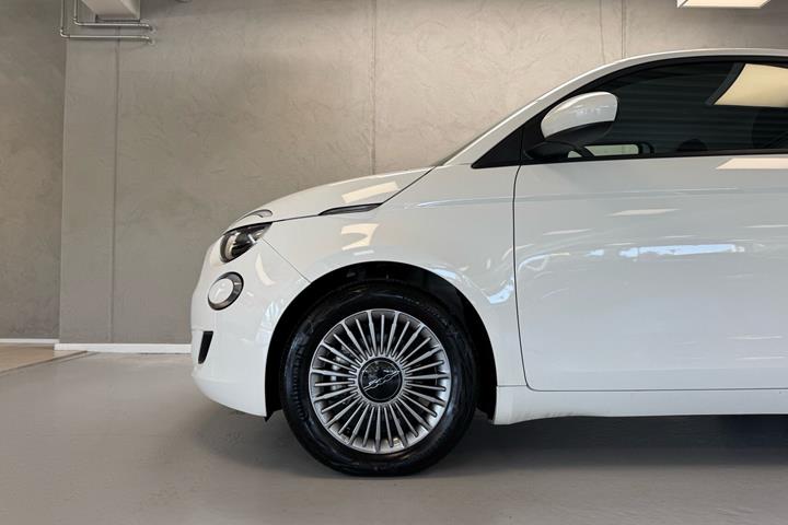 Hvid Fiat 500e fra 2023