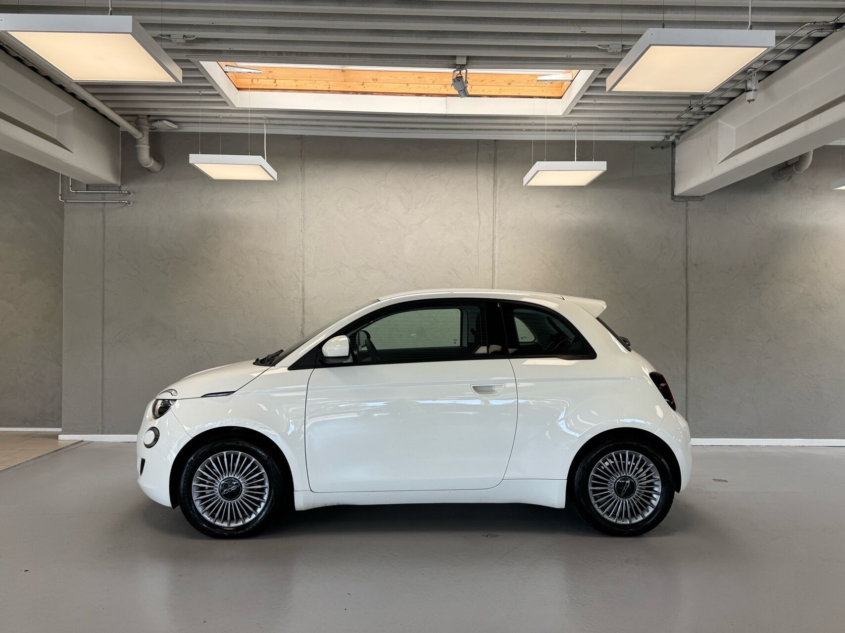 Hvid Fiat 500e fra 2023